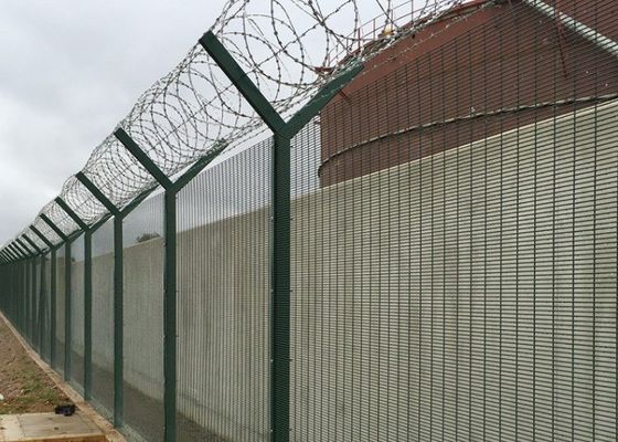 Valla de malla de alambre galvanizado con postes en Y y alambre de púas 4.0mm 4.5mm