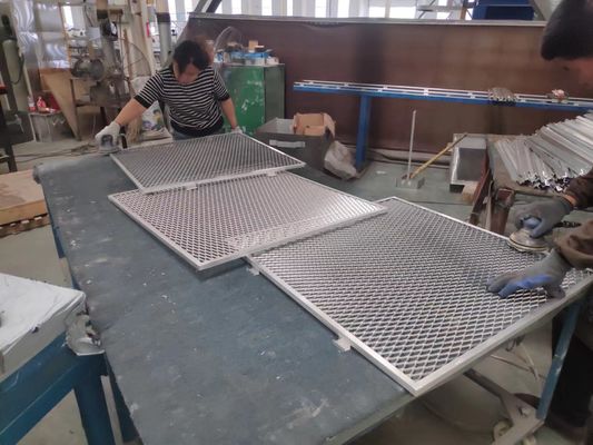 Metal ampliado galvanizado aumentado malla de alambre revestida del diamante del color del polvo para la valla de seguridad interior