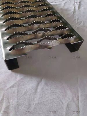 Grilla de agarre de diamante de acero galvanizado para pasarelas de seguridad industrial