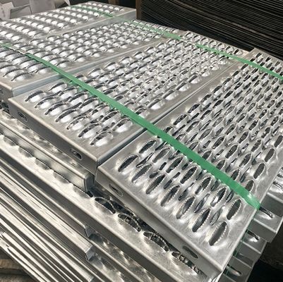 Grilla de agarre de diamante de acero galvanizado para pasarelas de seguridad industrial