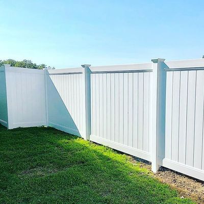 Cercas de vinilo de privacidad blanca para patios traseros