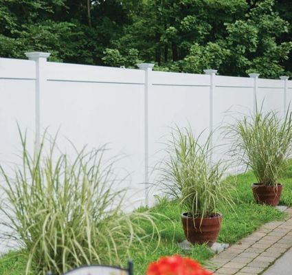 Recinto de privacidad de PVC blanco resistente a la intemperie 6Hx8W para casa de jardín