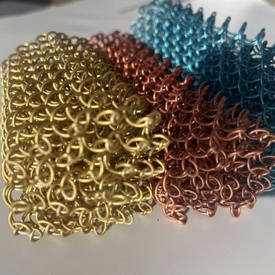 Superficie colorida de aluminio tejido enlace de cadena cortina malla de alambre