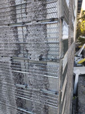 Sistema de encofrado estructural permanente de malla metálica para materiales de construcción