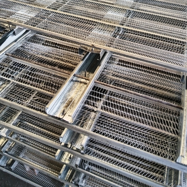 Estructura de encofrado para vertido de cemento con malla nervada galvanizada ligera