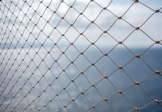 Malla de alambre de acero inoxidable blando con ángulos de apertura de malla de 60° y acabado galvanizado pulido para protección de edificios