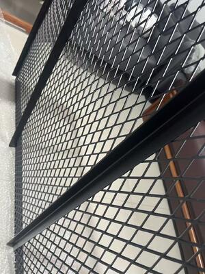 Cobertura de ventanas de malla de diamante robusta diseñada para una alta capacidad de carga