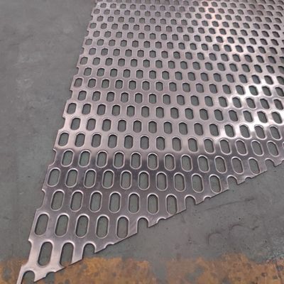 Panel metálico perforado de aluminio con ranuras para fachadas decorativas