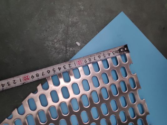 0.7mm 1mm 2mm Aluminio galvanizado de acero inoxidable metal perforado diseño de agujero personalizado