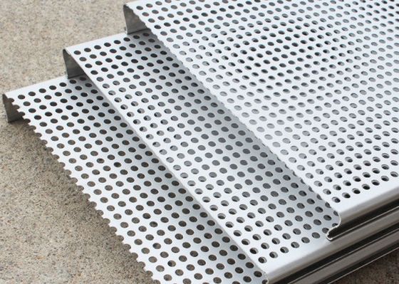 Las placas de techo perforadas de aluminio revestidas con PVC 3003H24 suspendidas
