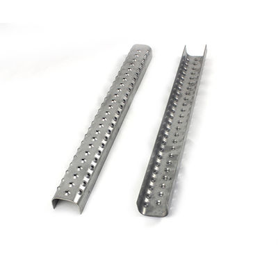Escalera de seguridad galvanizada perforada con banda de rodadura de metal antideslizante
