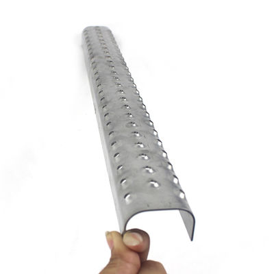 Escalera de seguridad galvanizada perforada con banda de rodadura de metal antideslizante
