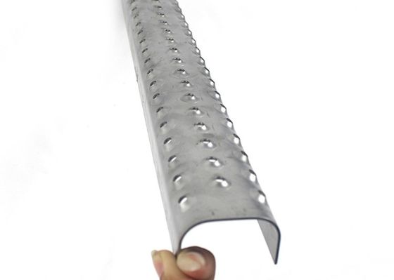 Escalera de seguridad galvanizada perforada con banda de rodadura de metal antideslizante
