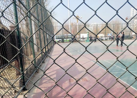 Cercas de enlace de cadena galvanizadas con revestimiento de PVC negro para campos deportivos