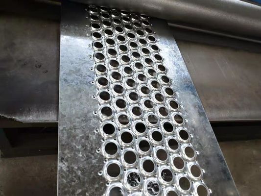Peldaño de escalera con rejilla de seguridad antideslizante para exteriores