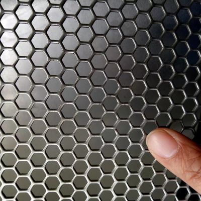 Diseño personalizado de acero inoxidable agujero redondo agujero hexagonal hoja perforada para caja de altavoces