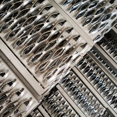 Tablón del puntal del apretón del grueso 2.0-4.0m m que ralla a Diamond Plank Grating Slip Resistance