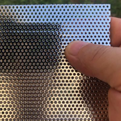 Acero inoxidable Maquillaje perforado de agujero pequeño para la parrilla de altavoces