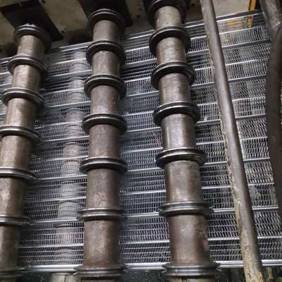 Sistema de encofrado estructural permanente de malla metálica para materiales de construcción