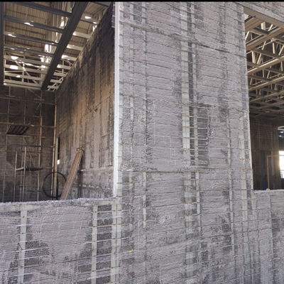 Estructura de encofrado para vertido de cemento con malla nervada galvanizada ligera