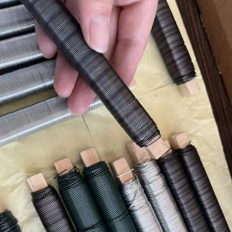 Alambre para floristería con carrete para manualidades y decoración floral pintado de verde