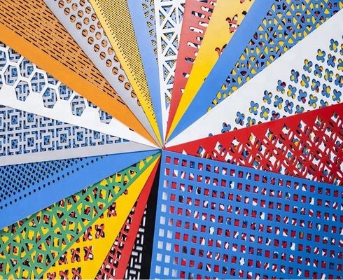 Las fachadas perforadas decorativas del metal de la fabricación arquitectónica pulverizan la capa