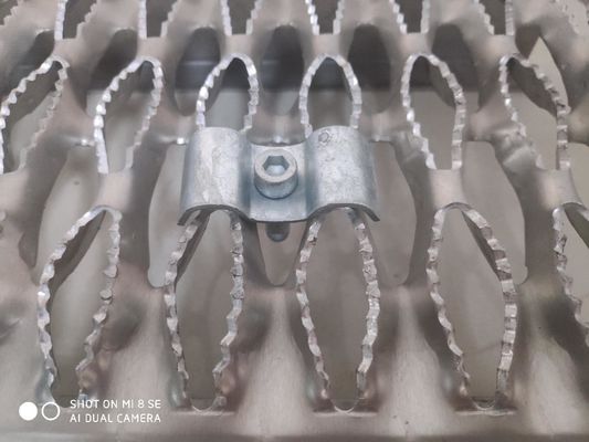 Resbalón anti de acero de las pisadas de escalera de la reja de la seguridad del puntal de Diamond Hole Shape Hdg Grip