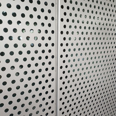 El polvo perforado de aluminio decorativo del revestimiento del metal del agujero redondo cubrió