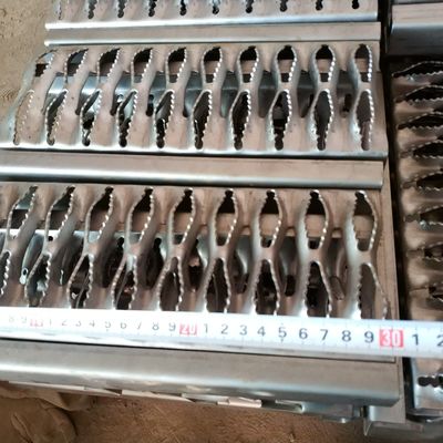 Tablón antirresbaladizo de la calzada del indicador de Diamond Hole Galvanized Steel 10 de la reja de la seguridad del puntal del apretón